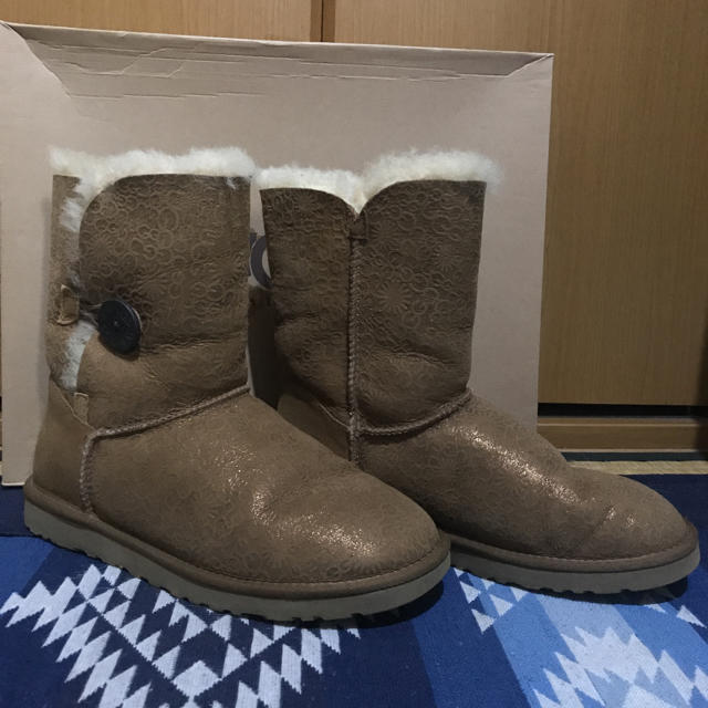 UGG(アグ)の★ ★UGG★ゴールド★一面にUGGとプリント★とても綺麗です レディースの靴/シューズ(ブーツ)の商品写真