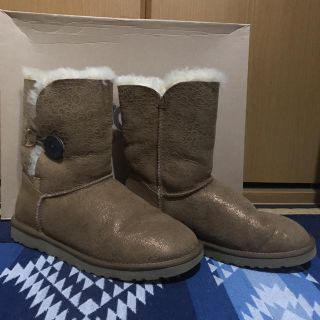 アグ(UGG)の★ ★UGG★ゴールド★一面にUGGとプリント★とても綺麗です(ブーツ)