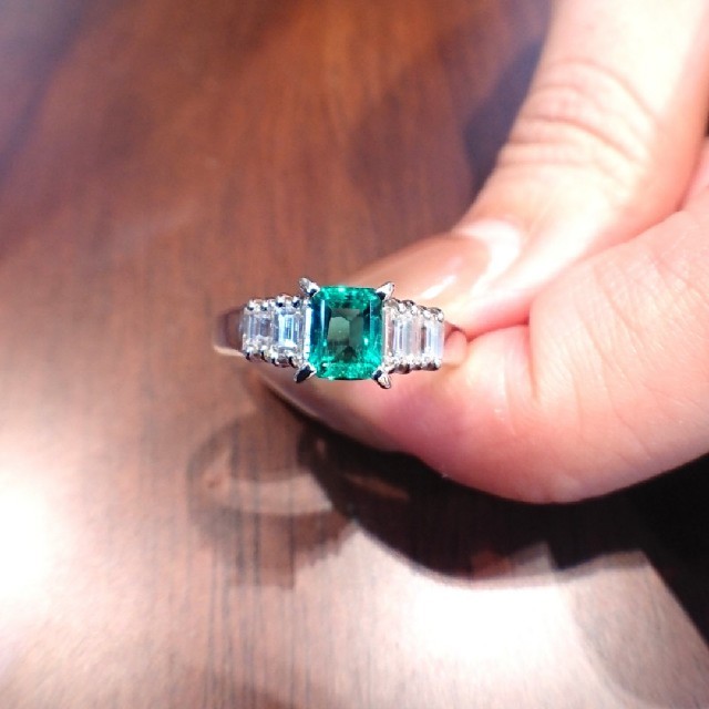 あんのん様専用✨エメラルド✨ ダイヤモンド リング プラチナ pt900 9号 レディースのアクセサリー(リング(指輪))の商品写真