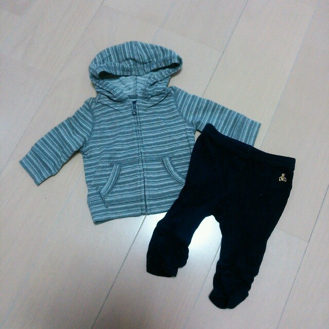 babyGAP(ベビーギャップ)のbabyGap パーカーとパンツ キッズ/ベビー/マタニティのベビー服(~85cm)(カーディガン/ボレロ)の商品写真