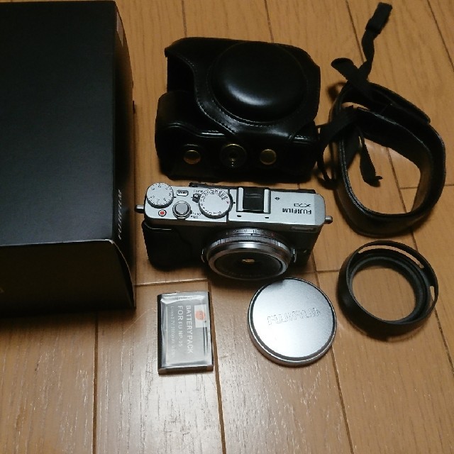 富士フイルム(フジフイルム)のフジ X70 シルバー スマホ/家電/カメラのカメラ(コンパクトデジタルカメラ)の商品写真