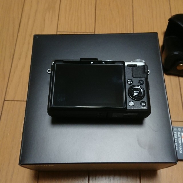 富士フイルム(フジフイルム)のフジ X70 シルバー スマホ/家電/カメラのカメラ(コンパクトデジタルカメラ)の商品写真