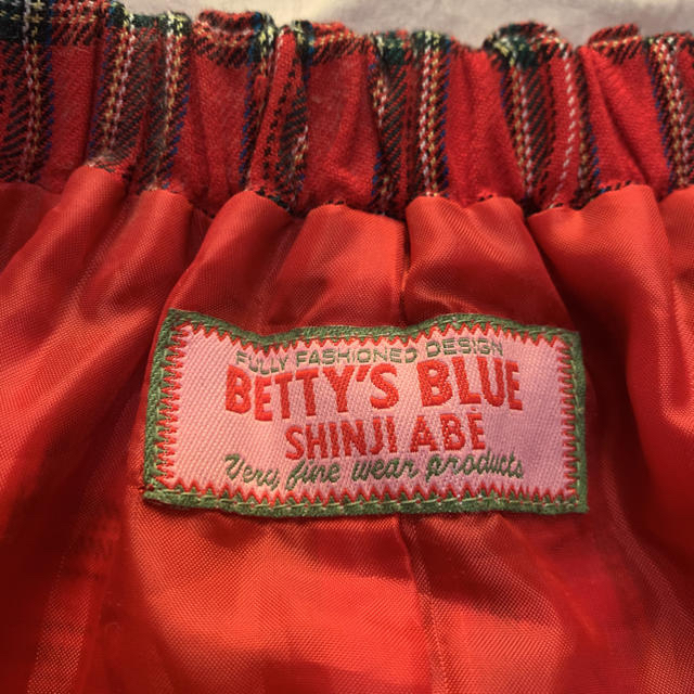 BETTY'S BLUE(ベティーズブルー)のベティーズ　赤チェックスカート レディースのスカート(ひざ丈スカート)の商品写真