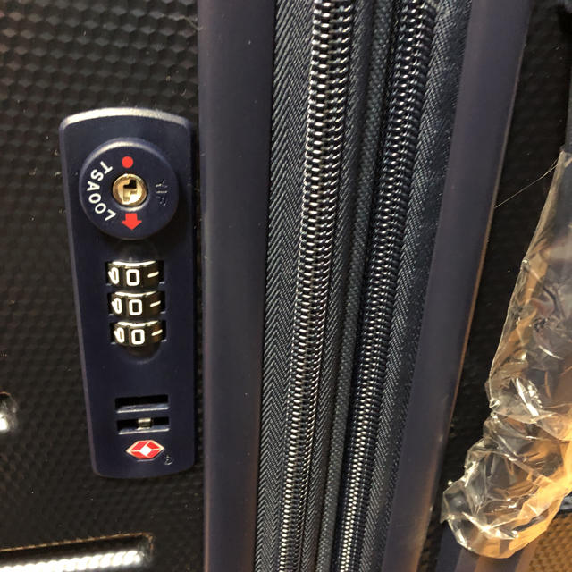 TOMMY HILFIGER(トミーヒルフィガー)の新品 トミーヒルフィガー ハードスーツケース TSAロック付　360度回転　中 メンズのバッグ(トラベルバッグ/スーツケース)の商品写真