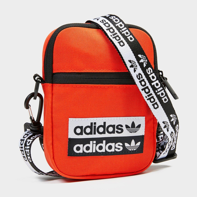 adidas(アディダス)のAdidasSANTIAGO リュックサックとek2878  レディースのバッグ(リュック/バックパック)の商品写真