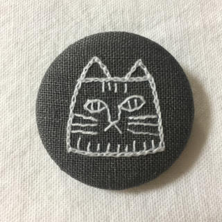 猫刺繍のブローチ ハンドメイド(コサージュ/ブローチ)