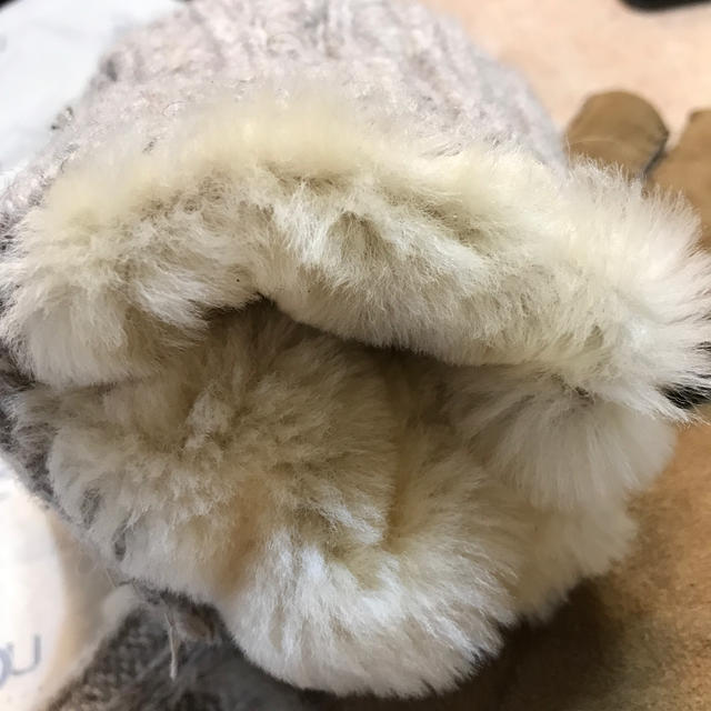 UGG(アグ)のUGG 羊革手袋 新品 タグ付き箱付き メンズのファッション小物(手袋)の商品写真