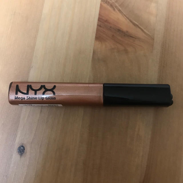 NYX(エヌワイエックス)のNYX リップグロス ゴールド コスメ/美容のベースメイク/化粧品(リップグロス)の商品写真