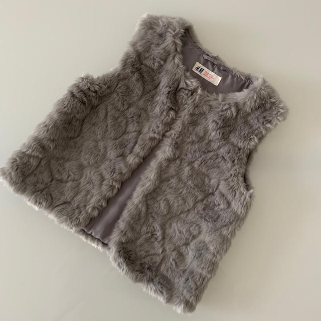 H&M(エイチアンドエム)のH&M ファーベスト　128 7〜8歳位 キッズ/ベビー/マタニティのキッズ服女の子用(90cm~)(ジャケット/上着)の商品写真