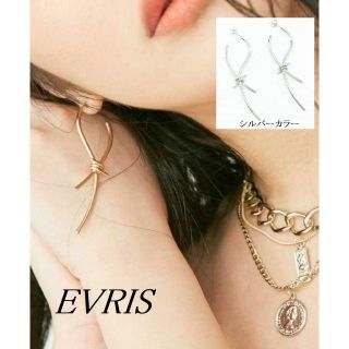 エヴリス(EVRIS)の【S126】EVRIS エヴリス 結び デザイン ピアス シルバーカラー 新品 (ピアス)