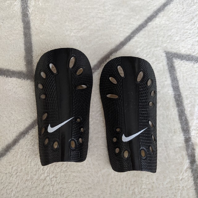 NIKE(ナイキ)のNIKE　レガース　キッズ スポーツ/アウトドアのサッカー/フットサル(その他)の商品写真