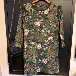 ザラ(ZARA)の［未使用］ZARA 肩フリル　花柄　ワンピース(ミニワンピース)