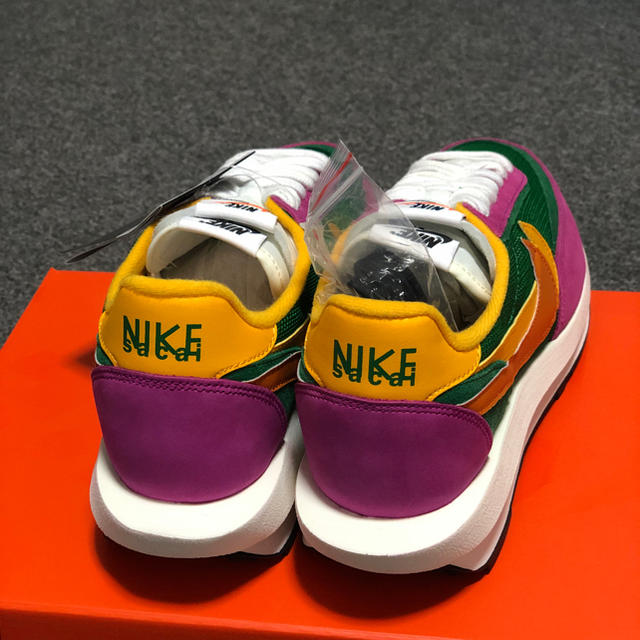 NIKE(ナイキ)の28 Nike sacai LDWAFFLE パイングリーン メンズの靴/シューズ(スニーカー)の商品写真