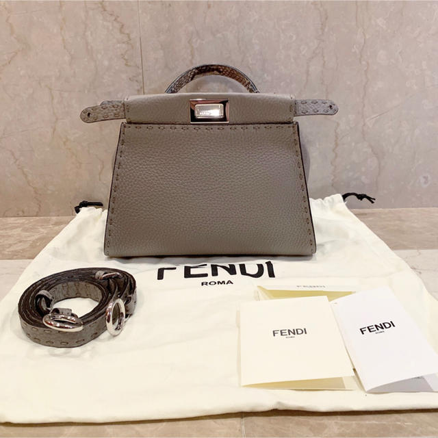 1週間限定値下げ フェンディFENDI ピーカブー セレリア パイソン ベージュ