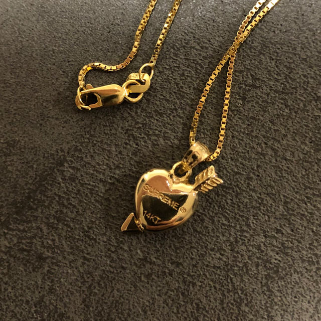 Supreme(シュプリーム)のSupreme Gold Heart and Arrow Pendant 14K メンズのアクセサリー(ネックレス)の商品写真