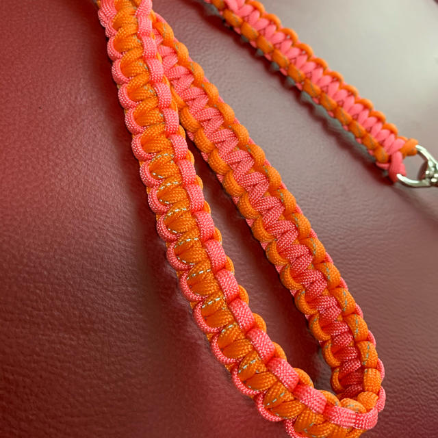 オレンジ&ピンク　反射材付き　パラコードリード約50cm ハンドメイドのペット(リード/首輪)の商品写真