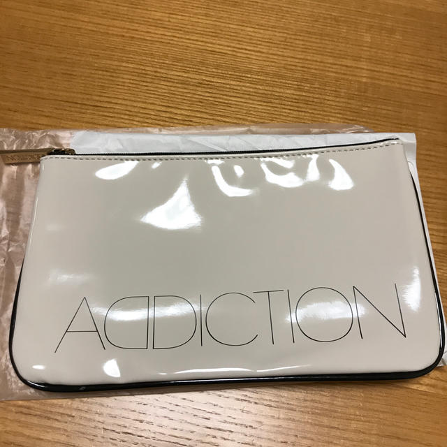 ADDICTION(アディクション)のADDICTION エナメル ポーチ レディースのファッション小物(ポーチ)の商品写真