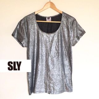 スライ(SLY)のメタリックシルバーTシャツ(Tシャツ(半袖/袖なし))