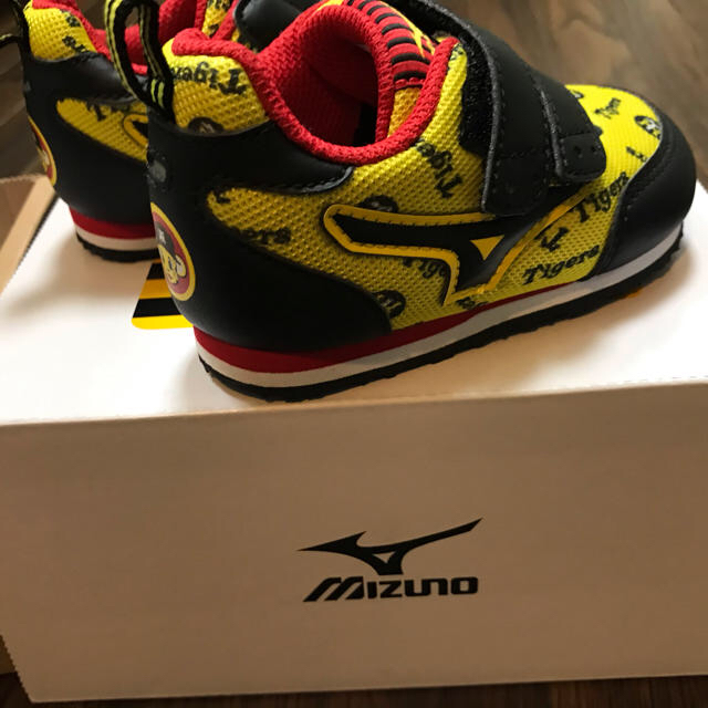 MIZUNO(ミズノ)のミズノ　スニーカー　阪神タイガースコラボ　13センチ キッズ/ベビー/マタニティのベビー靴/シューズ(~14cm)(スニーカー)の商品写真