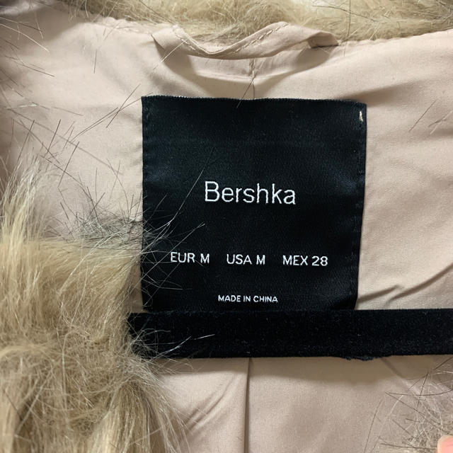 Bershka(ベルシュカ)のファーベスト レディースのジャケット/アウター(毛皮/ファーコート)の商品写真