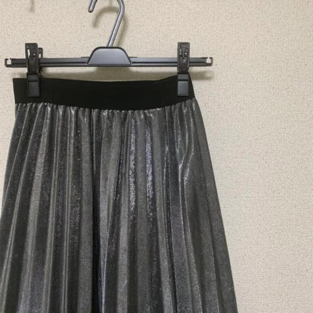 シルバー メタリック プリーツ ロングスカート レディースのスカート(ロングスカート)の商品写真