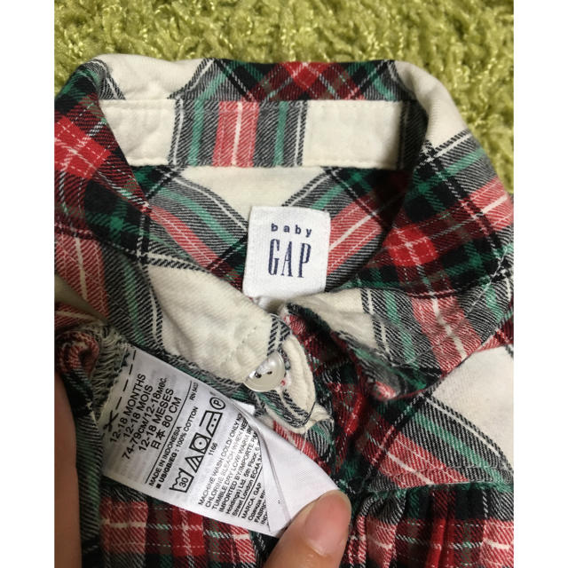 GAP(ギャップ)の2枚セット！双子用 babyGAP チェックシャツ 80フリル付 キッズ/ベビー/マタニティのベビー服(~85cm)(シャツ/カットソー)の商品写真