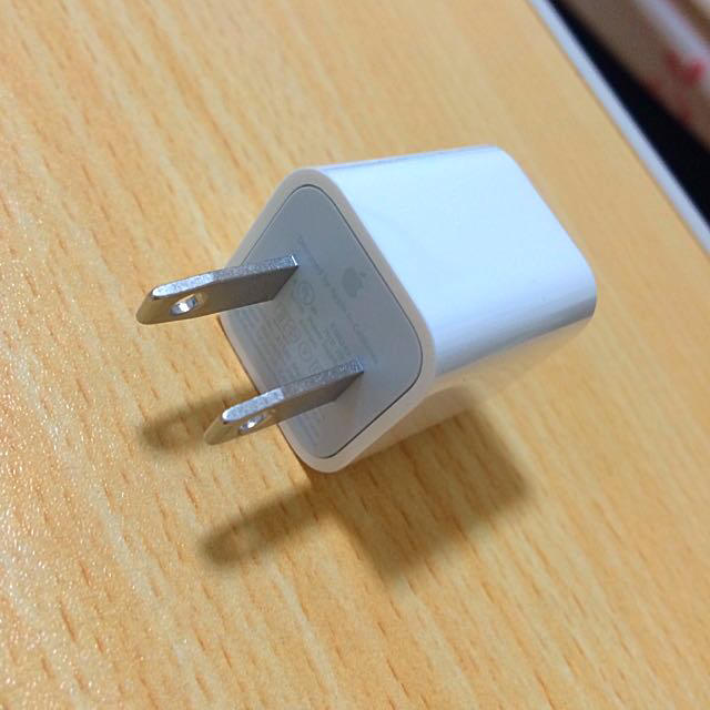 Apple 正規品 usbアダプタ スマホ/家電/カメラのスマートフォン/携帯電話(バッテリー/充電器)の商品写真