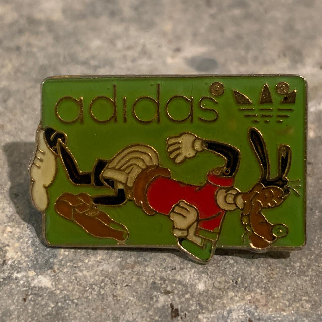 adidas(アディダス)のadidas&グーフィー　バッチ エンタメ/ホビーのアニメグッズ(バッジ/ピンバッジ)の商品写真