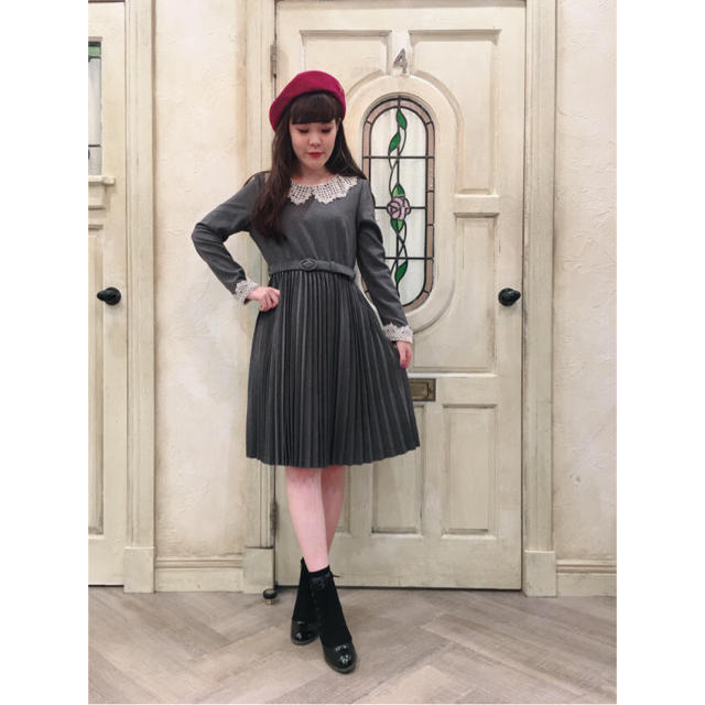 F i.n.t - F.i.n.t レース衿アコーディオンプリーツワンピースの F i.n.t - F.i.n.t レース衿アコーディオンプリーツワンピースの