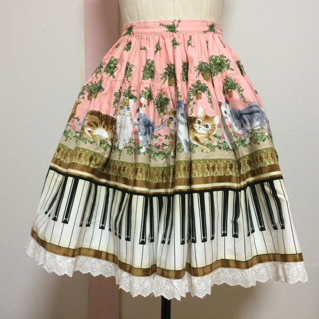 猫と鍵盤柄 ピンクのスカート レディースのスカート(ひざ丈スカート)の商品写真