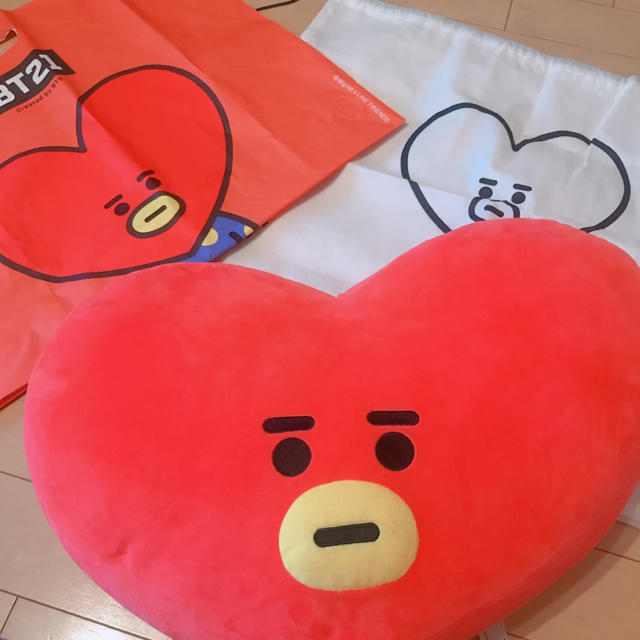 防弾少年団(BTS)(ボウダンショウネンダン)のBT21 tata クッション42cm  エンタメ/ホビーのタレントグッズ(アイドルグッズ)の商品写真