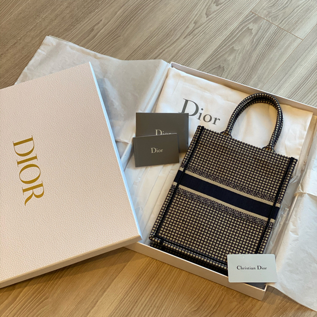 Dior - 入手困難!DIOR 店舗限定 ブックトートミニの通販 by Dior - 入手困難!DIOR 店舗限定 ブックトートミニの通販 by