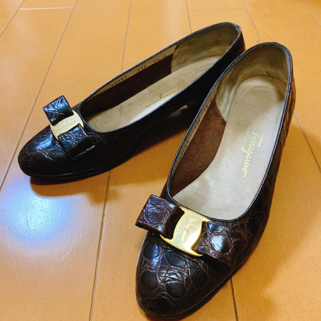 Salvatore Ferragamo(サルヴァトーレフェラガモ)のフェラガモ ヴァラ 焦茶 クロコ 7 1/2C 24.5cm レディースの靴/シューズ(ハイヒール/パンプス)の商品写真