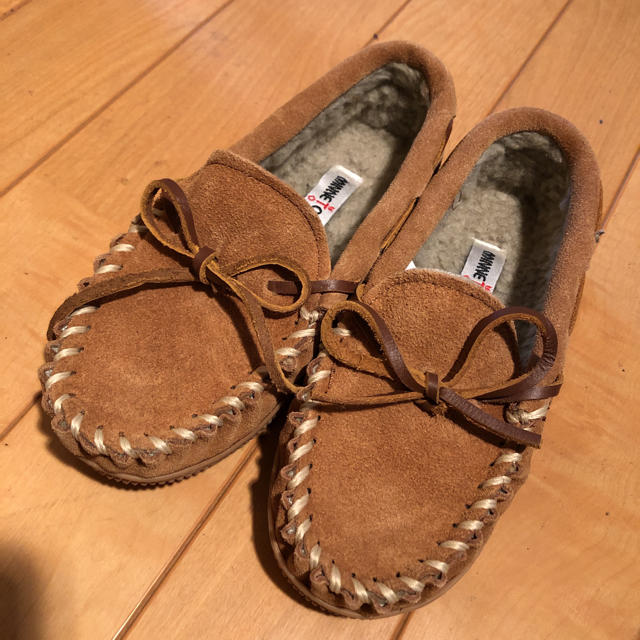 Minnetonka(ミネトンカ)の新品 ミネトンカ キッズ　ボア モカシン シナモン US2 22cmぐらい キッズ/ベビー/マタニティのキッズ靴/シューズ(15cm~)(ブーツ)の商品写真