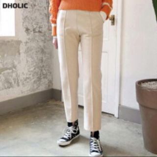 ディーホリック(dholic)のdholic ウール混センタープレスパンツ ベージュ(クロップドパンツ)