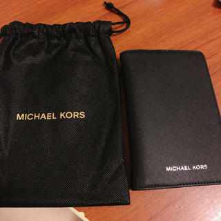 マイケルコース(Michael Kors)のマイケルコース　パスポートケース(名刺入れ/定期入れ)