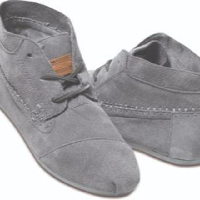 39sBoots定価半額★ TOMS トムズ トムス ショートブーツ レザー スエード グレー 革