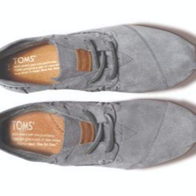 CAMPER(カンペール)の半額★ TOMS トムズ トムス ショートブーツ レザー スエード グレー 革 レディースの靴/シューズ(ブーツ)の商品写真