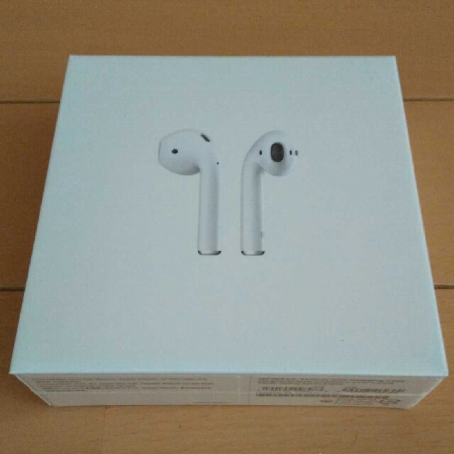 ヘッドフォン/イヤフォンApple AirPods with Charging Case MV7N2