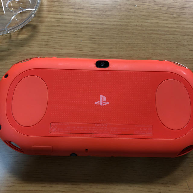 PlayStation Vita(プレイステーションヴィータ)のPSVITA オレンジ　充電コード&クリアカバー&ケース&16Gカード エンタメ/ホビーのゲームソフト/ゲーム機本体(携帯用ゲーム機本体)の商品写真