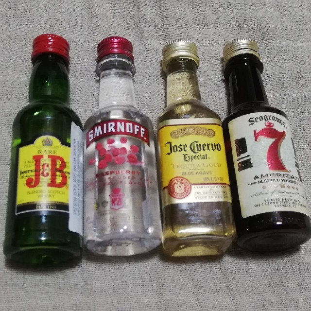 ミニボトル4種セット(スミノフ、J&B等) 食品/飲料/酒の酒(その他)の商品写真