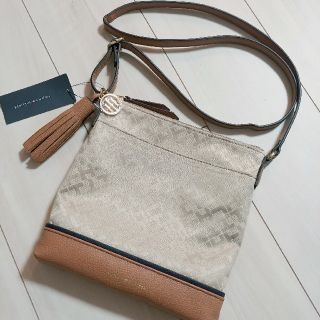 トミーヒルフィガー(TOMMY HILFIGER)のTOMMY HILFIGER タッセル付き ショルダーバッグ ベージュ(ショルダーバッグ)