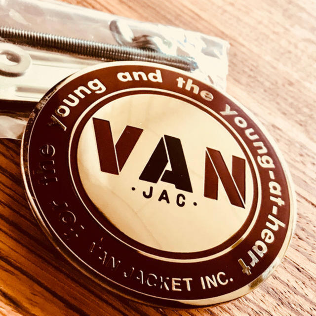 VAN Jacket(ヴァンヂャケット)のVANの正規品カーグリルバッジ  貴重なブラック&シルバー 自動車/バイクの自動車/バイク その他(その他)の商品写真