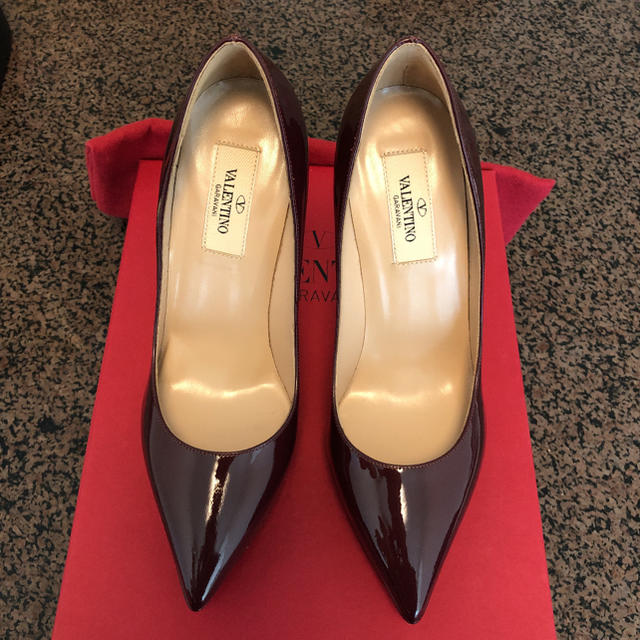 未使用美品⭐︎ Valentino ヴァレンティノ パテントパンプス 35.5 | フリマアプリ ラクマ 未使用美品⭐︎ Valentino ヴァレンティノ パテントパンプス 35.5 | フリマアプリ ラクマ