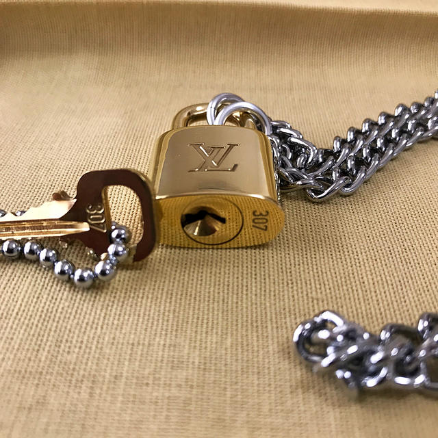 LOUIS VUITTON(ルイヴィトン)のLOUISVUITTON パドロック カデナ 南京錠 鍵有り307  メンズのアクセサリー(ネックレス)の商品写真