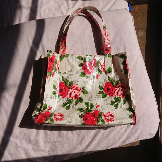 Cath Kidston(キャスキッドソン)のキャス・キッドソンの薔薇柄のバッグ レディースのバッグ(ショルダーバッグ)の商品写真