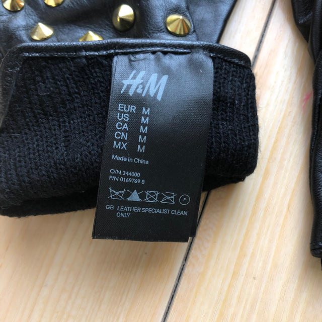 H&M(エイチアンドエム)のH&M スタッズ付きレザー手袋　M サイズ レディースのファッション小物(手袋)の商品写真