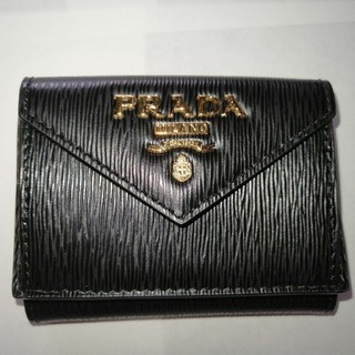 プラダ(PRADA)の【新品】PRADA プラダ 三つ折り 財布 ブラック
(財布)