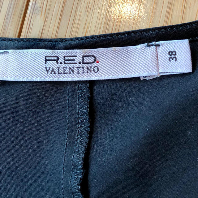 RED VALENTINO(レッドヴァレンティノ)のビノ6892様専用RED VALENTINO ブラックシルクトップス レディースのトップス(シャツ/ブラウス(半袖/袖なし))の商品写真