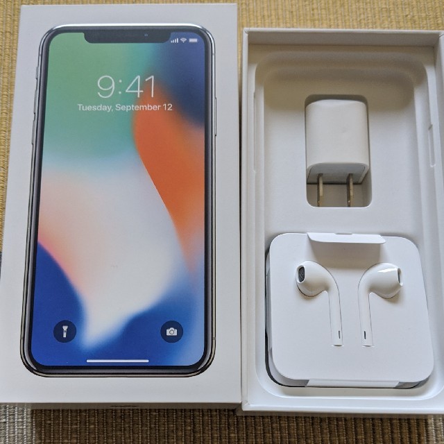 iPhone(アイフォーン)の【べじっと様専用】iPhone X シルバー256GB SIMフリー スマホ/家電/カメラのスマートフォン/携帯電話(スマートフォン本体)の商品写真